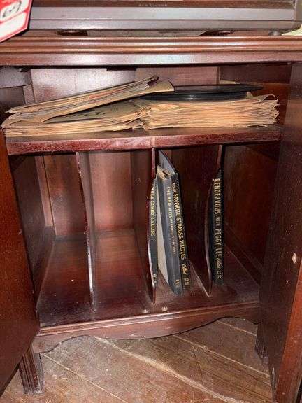 Vintage RCA Victor Record Player/Radio