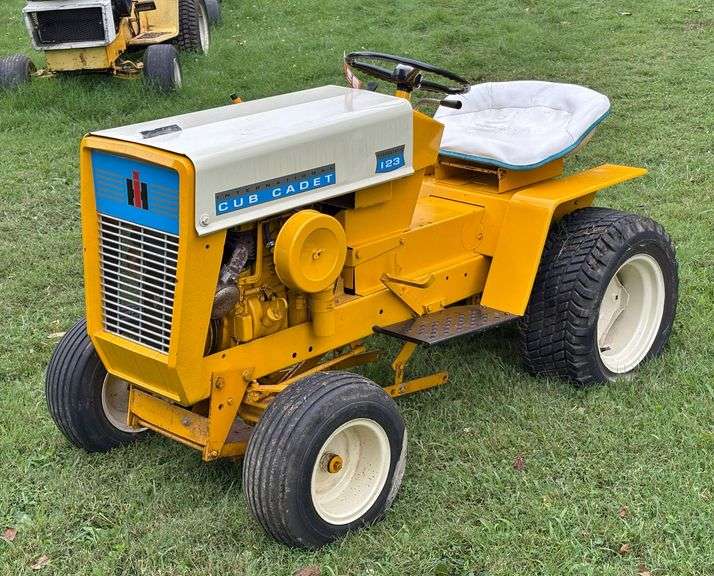 1967 International Cub Cadet 123 Hydrostatic Lawn & Garden Tractor