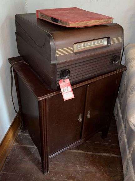 Vintage RCA Victor Record Player/Radio