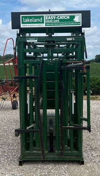 Lakeland Deluxe Cattle Chute - Like New