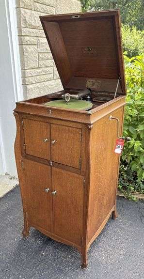 Victor Talking Machine Co. Floor Model Victrola