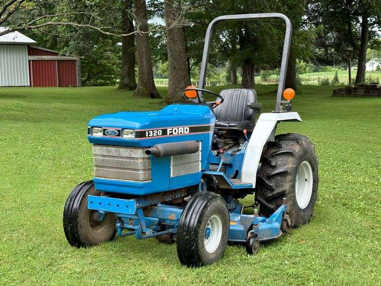 1987-1998 Ford 1320 Tractor with Mid-Mount Ford 914 Mower