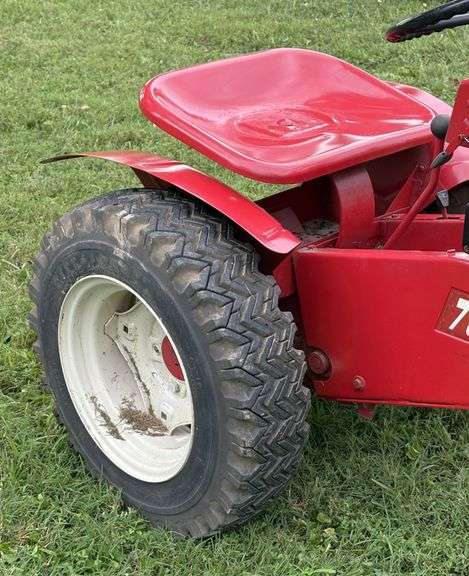 1962 Wheel Horse 702 Lawn & Garden Tractor