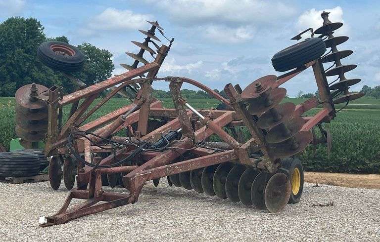 IH 490 22' Hydraulic Fold Wing Disc