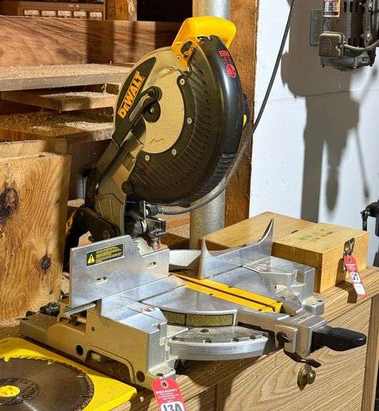 DeWalt DW713 10" Compound Miter Saw