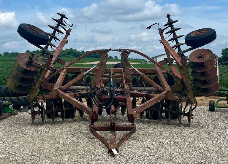 IH 490 22' Hydraulic Fold Wing Disc