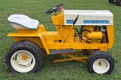 1967 International Cub Cadet 123 Hydrostatic Lawn & Garden Tractor