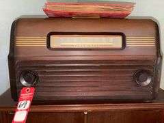 Vintage RCA Victor Record Player/Radio