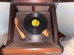 Vintage RCA Victor Record Player/Radio