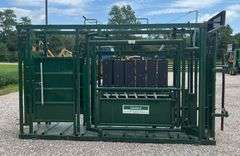 Lakeland Deluxe Cattle Chute - Like New