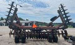 IH 490 22' Hydraulic Fold Wing Disc