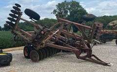 IH 490 22' Hydraulic Fold Wing Disc