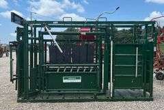 Lakeland Deluxe Cattle Chute - Like New