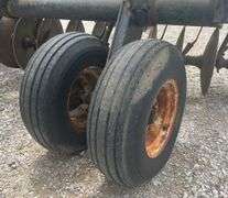 IH 490 22' Hydraulic Fold Wing Disc