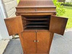 Victor Talking Machine Co. Floor Model Victrola