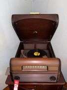 Vintage RCA Victor Record Player/Radio