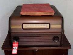 Vintage RCA Victor Record Player/Radio