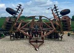 IH 490 22' Hydraulic Fold Wing Disc