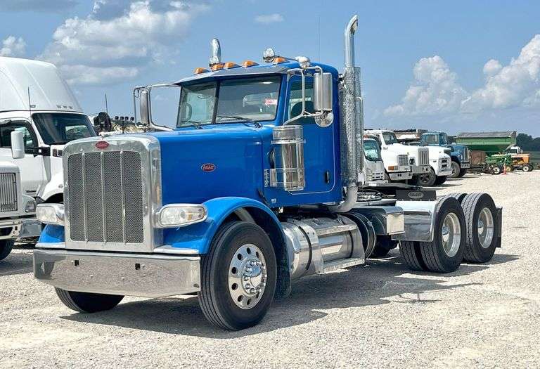 2018 Peterbilt 389 Semi Truck image