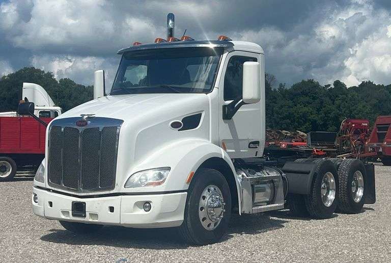 2016 Peterbilt 579 Semi Truck image