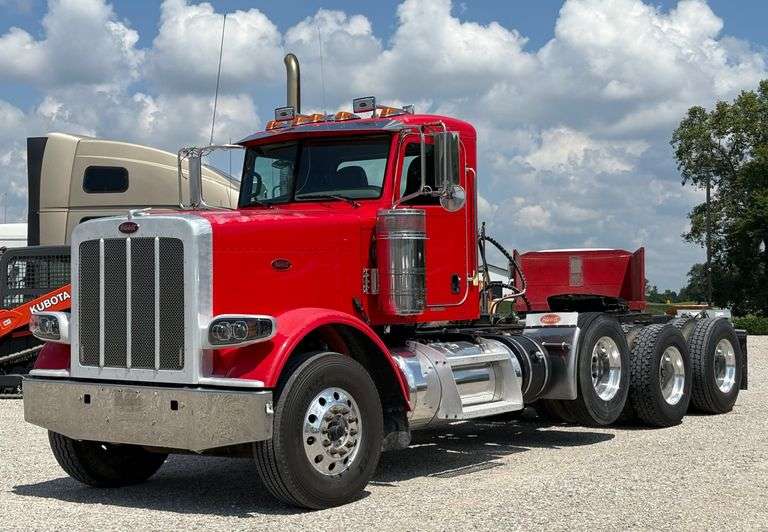 2014 Peterbilt 388 Semi Truck image
