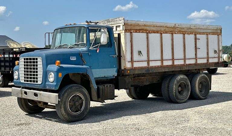 1972 Ford S880 Tandem Axle Grain Truck image