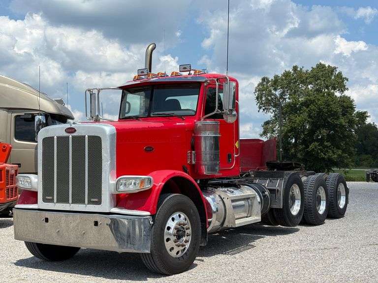 2014 Peterbilt 388 Semi Truck image