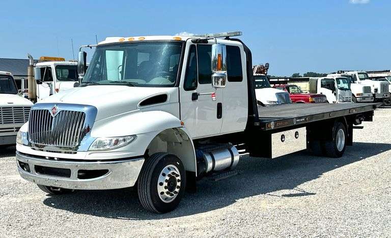 2018 International Durastar 4300 Rollback Truck image