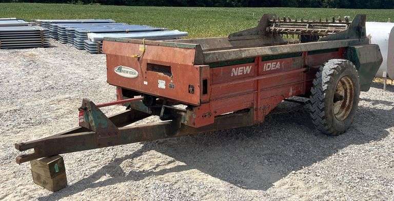 New Idea 215 Manure Spreader image
