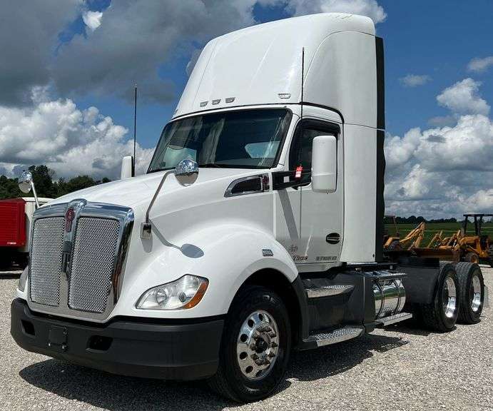2018 Kenworth T680 Semi Truck image