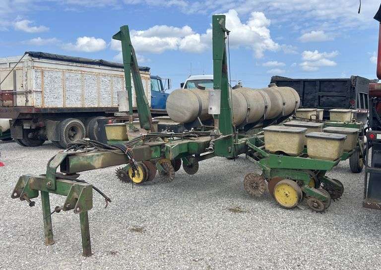 John Deere 7000 8x30 Planter image