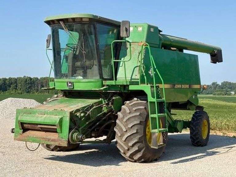 1997 John Deere 9400 Combine image