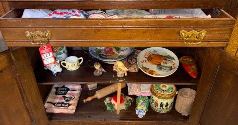 Decorative Items & Linens image