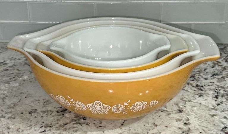 Pyrex Nesting Bowls image