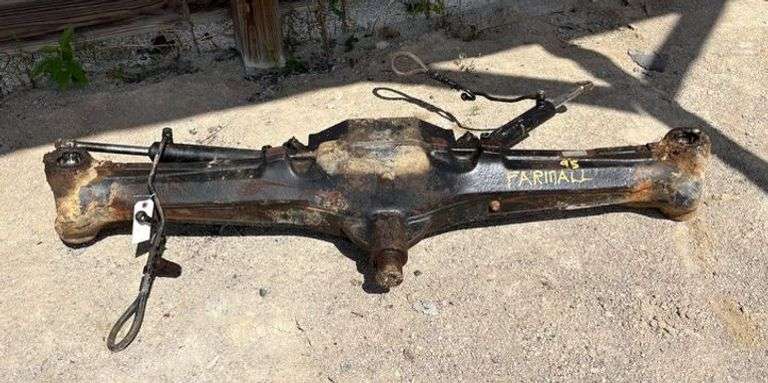 Farmall 95MFWD Front Axle image