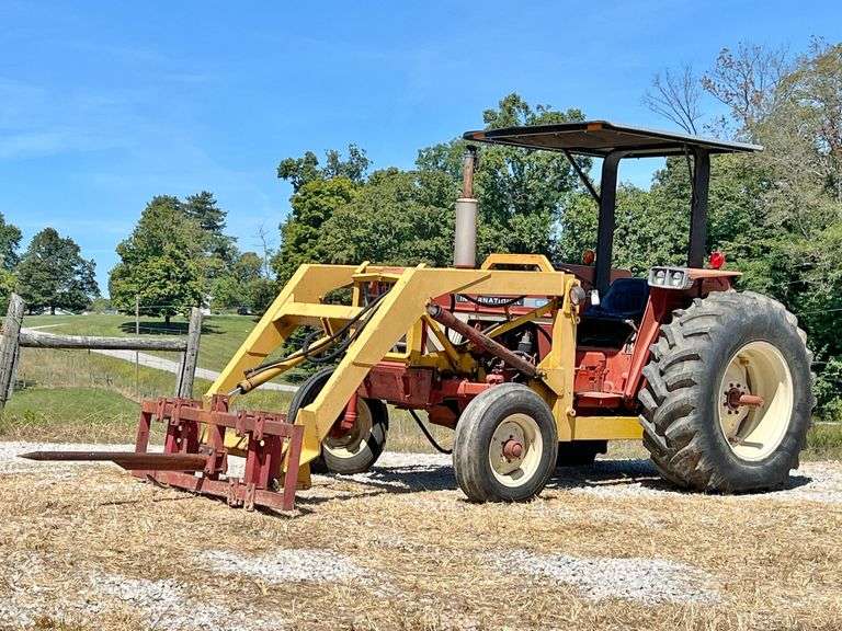 1974 International 674 Tractor with Loader image