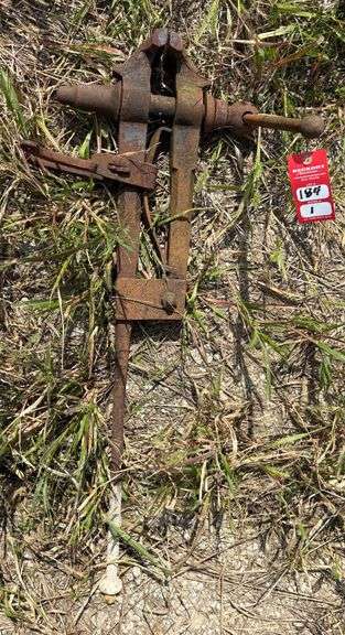 Early Leg-Style Blacksmith Vise image