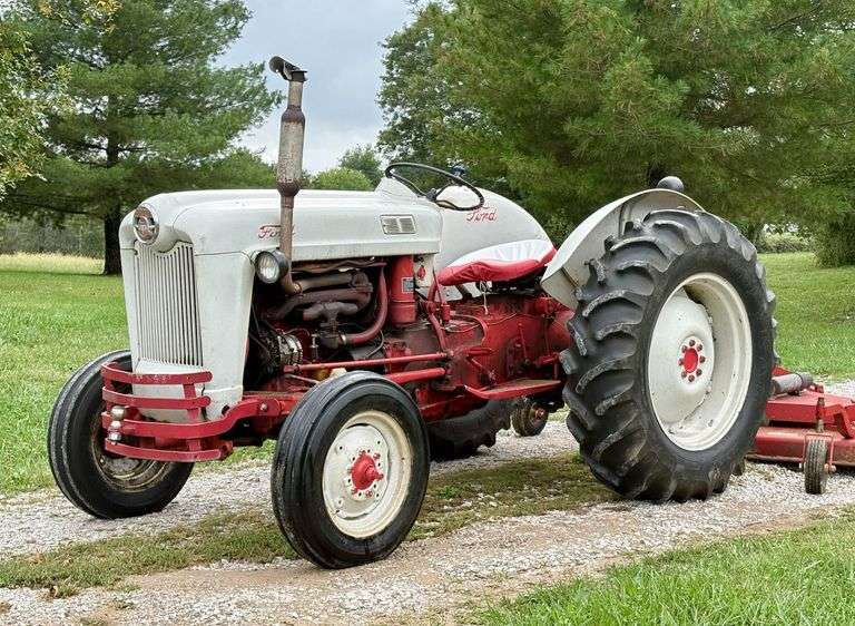 1957 Ford 850 Tractor image