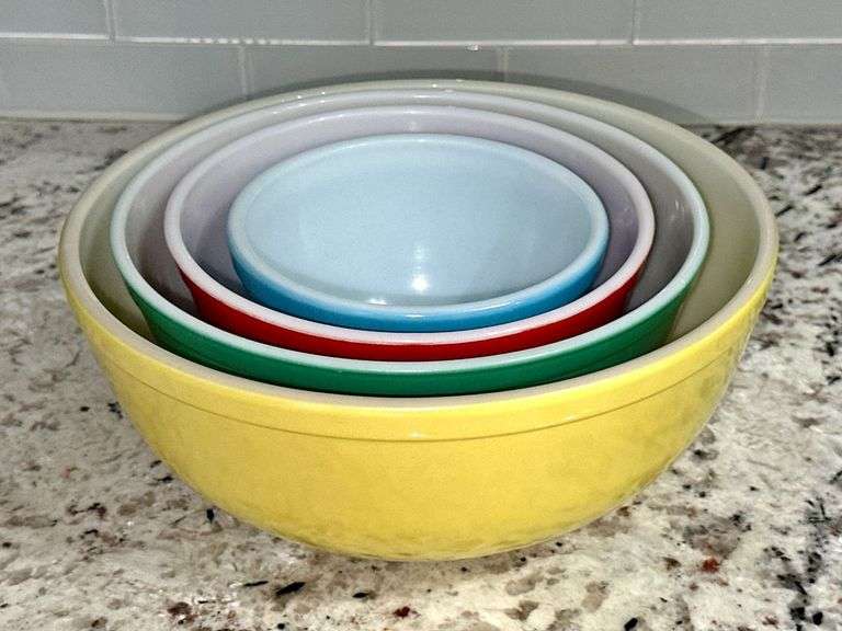 Pyrex Nesting Bowls image