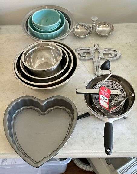 Cookware, Mixing Bowl Sets, & Colander image