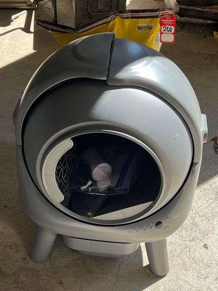 Self Cleaning Litter Box image