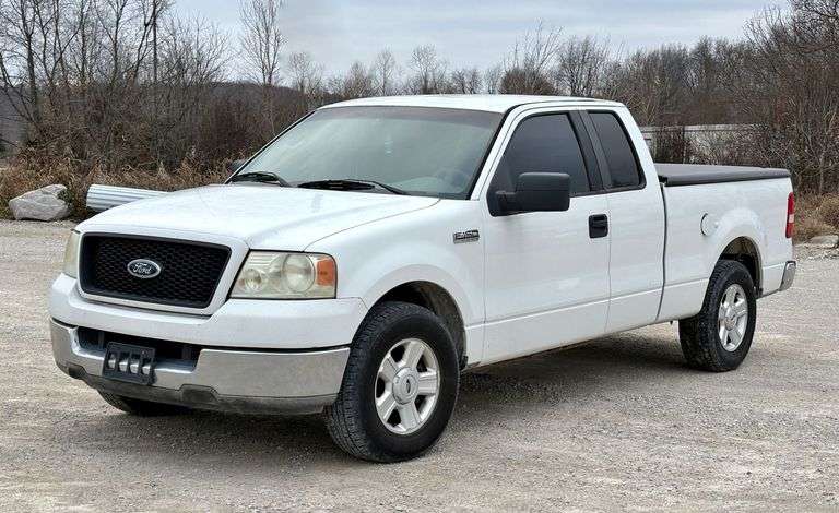 2004 Ford F-150 XLT Pick-Up Truck image