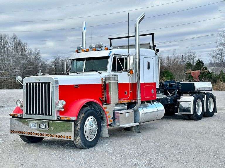 1996 Peterbilt 379 Wrecker Semi Truck image