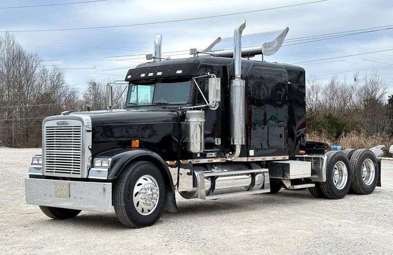 2001 Freightliner FLD132 Semi Truck image
