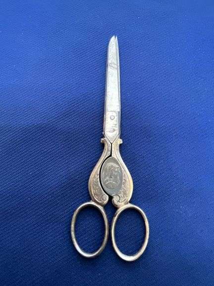D. Peres sewing scissors with images of Christ and Virgin Mary image
