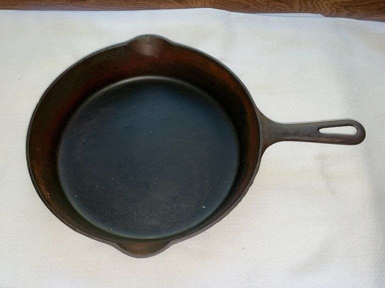 Griswold No. 7 cast iron skillet image