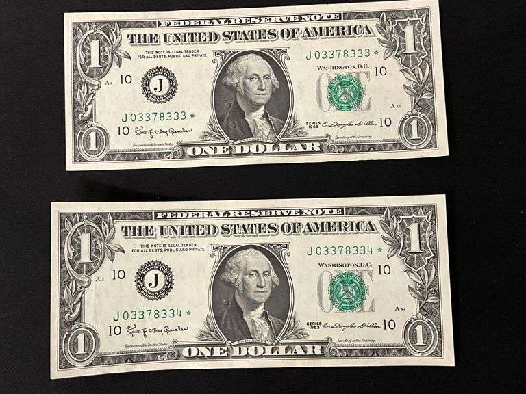 Pair of $1 star notes, consecutive numbers image