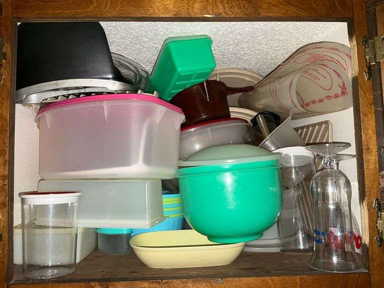 Assorted plasticware, Tupperware image