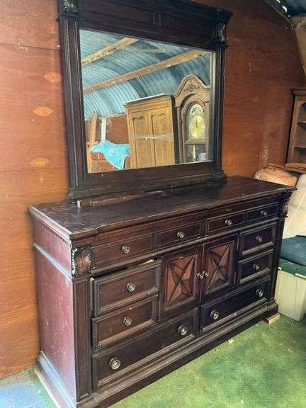 8-drawer dresser with mirror image