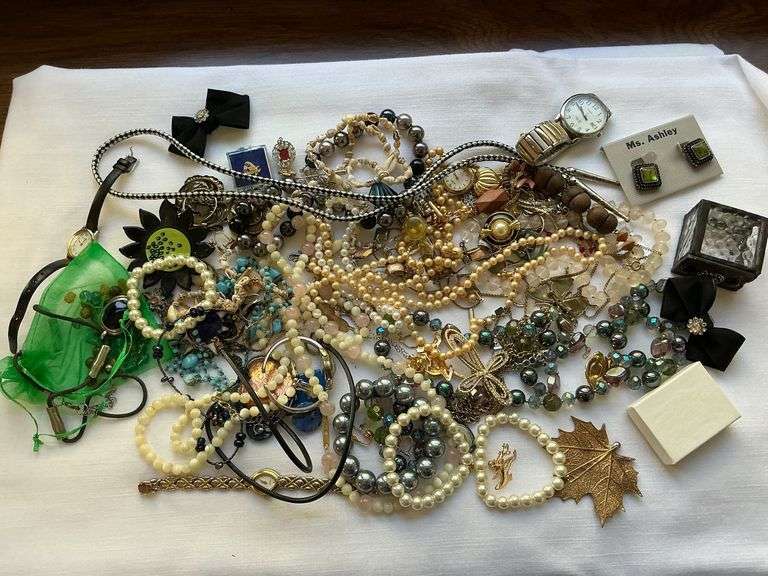 Costume jewelry image
